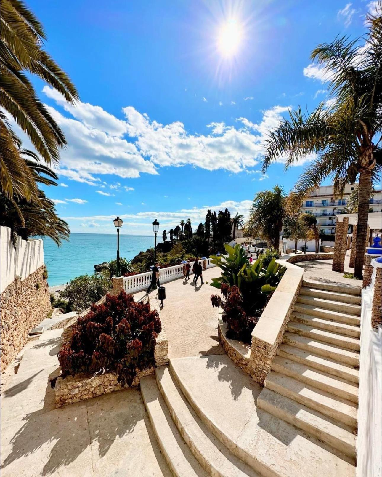 Hostal Montys Nerja Eksteriør billede