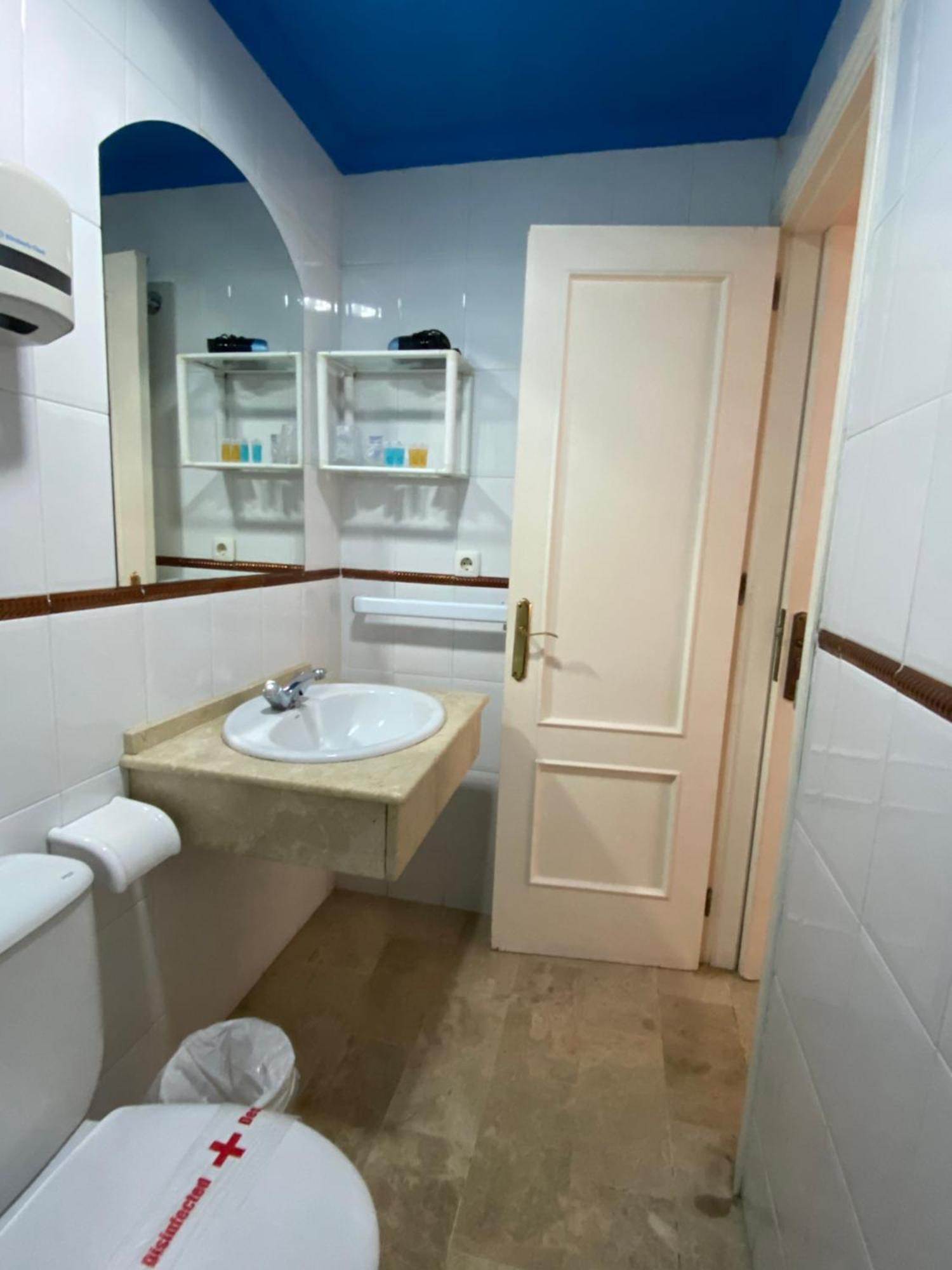 Hostal Montys Nerja Eksteriør billede